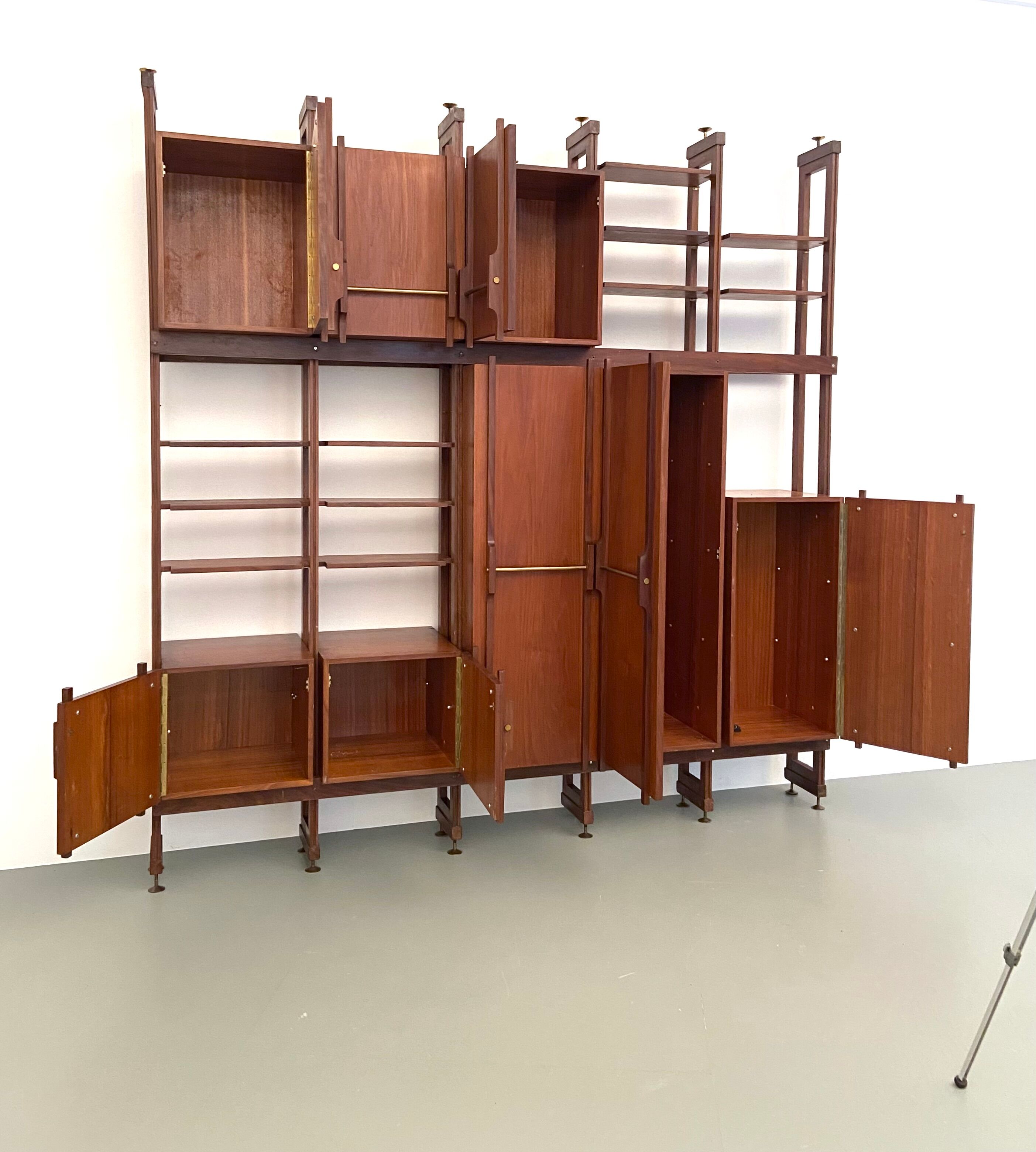 Bibliothèque en teck, noyer et laiton, Italie, années 1960