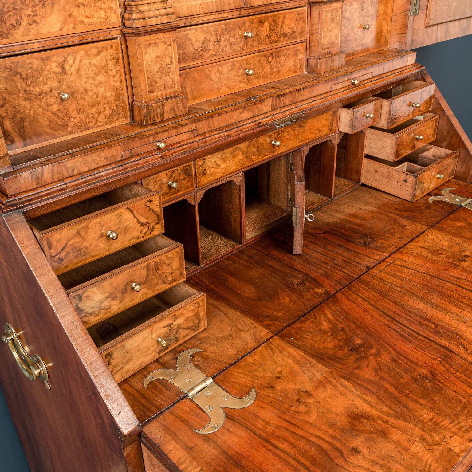 Queen Anne trumeau in walnut and oak, Great Britain, 18th century