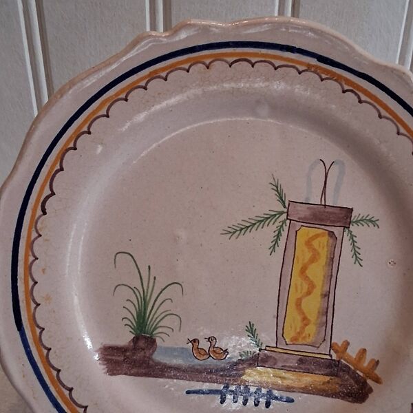 Assiette plate au contour festonnés en faïence de Nevers en bon état du 18