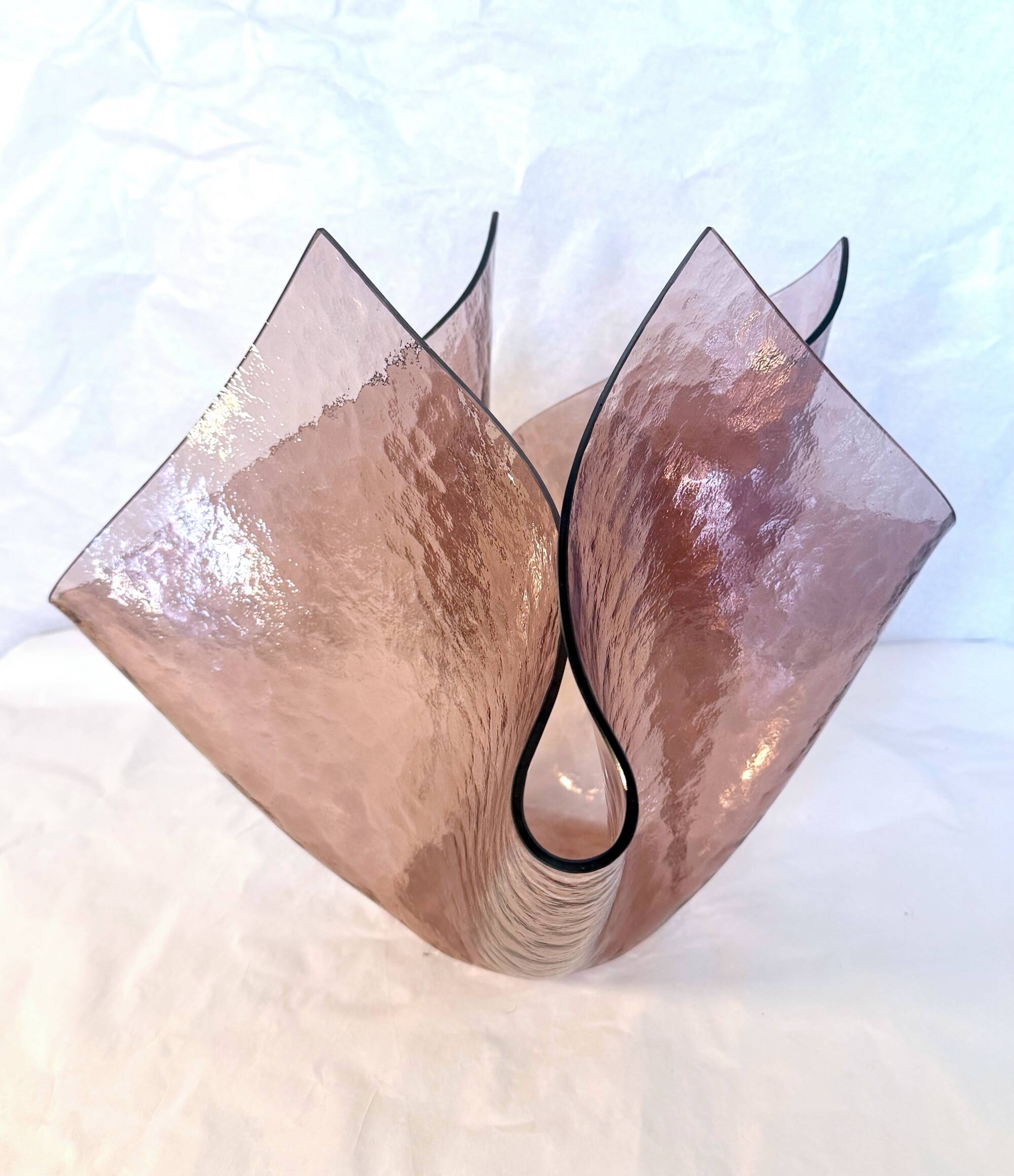 Vase en verre rose ancien "Cartoccio" dans le style de Fontana Arte, années 1980.