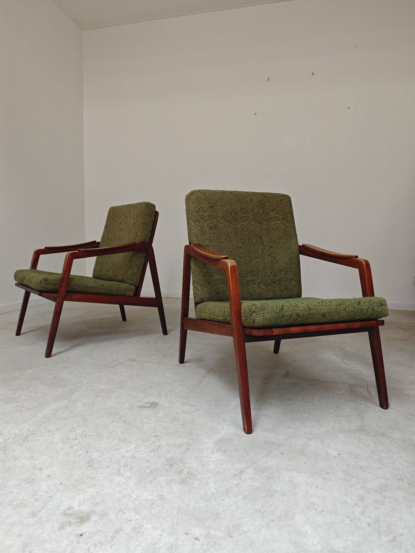 Pair of wooden armchairs Uluv green fabric 1960