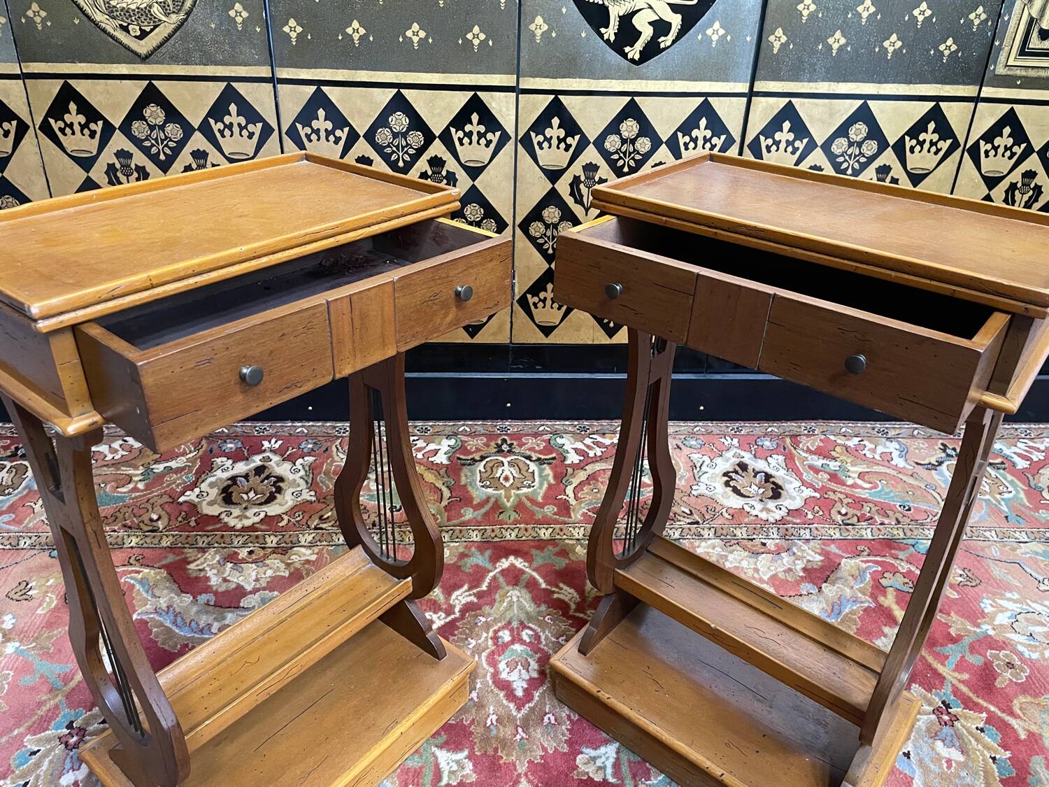 Paire de tables de chevets Lyre