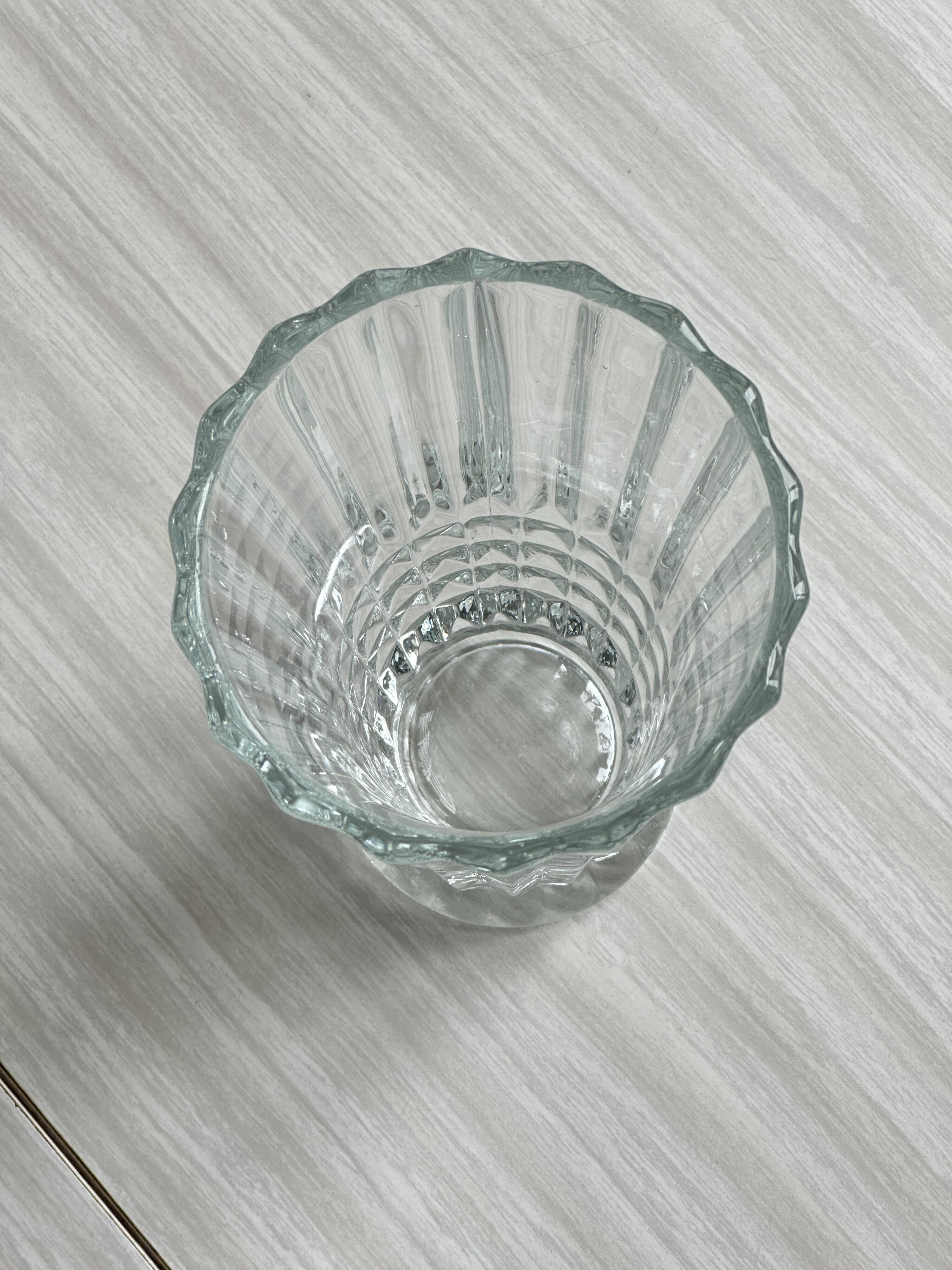 Vase en verre pressé