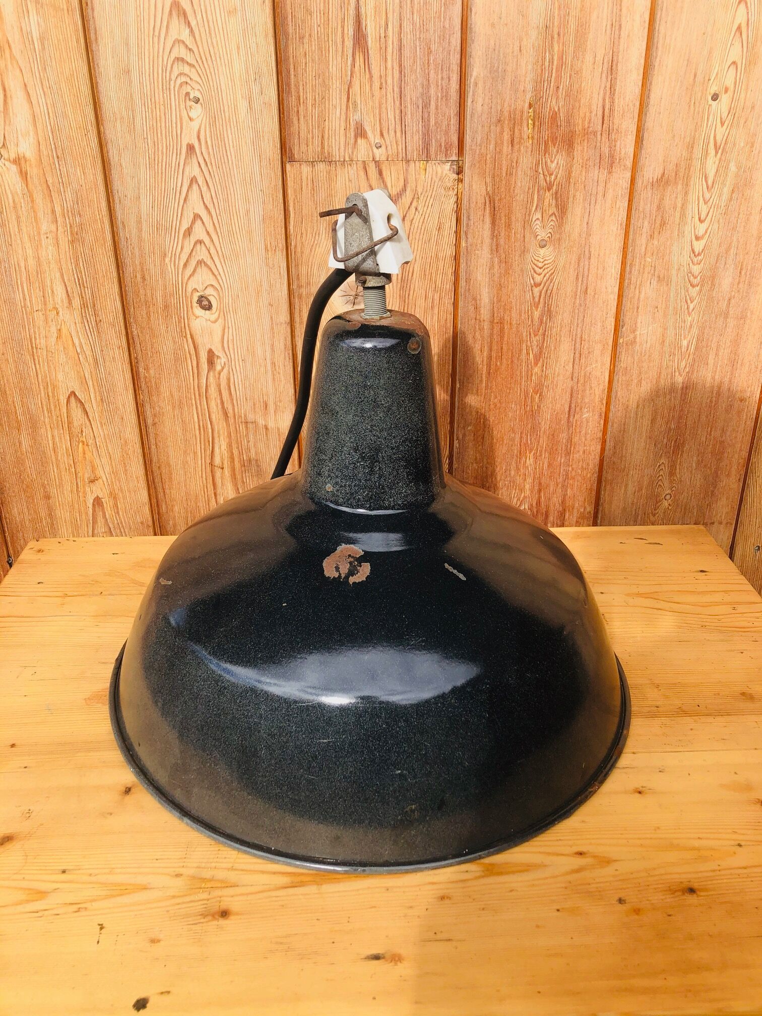 Industrial hanging in black-coloured sheet metal. 42cm diameter. In his juice.