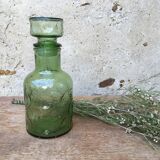 Carafe verte en verre moulé