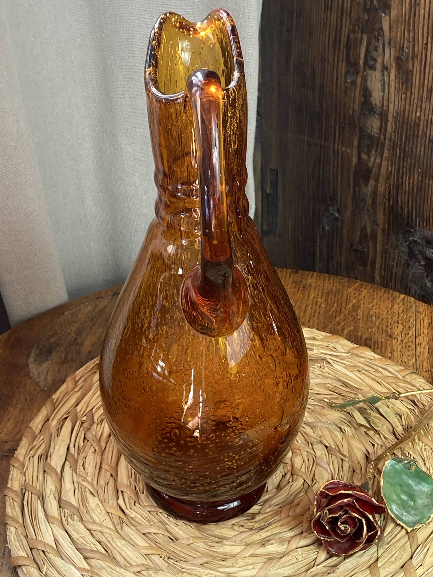 Grand pichet en verre bullé ambré 