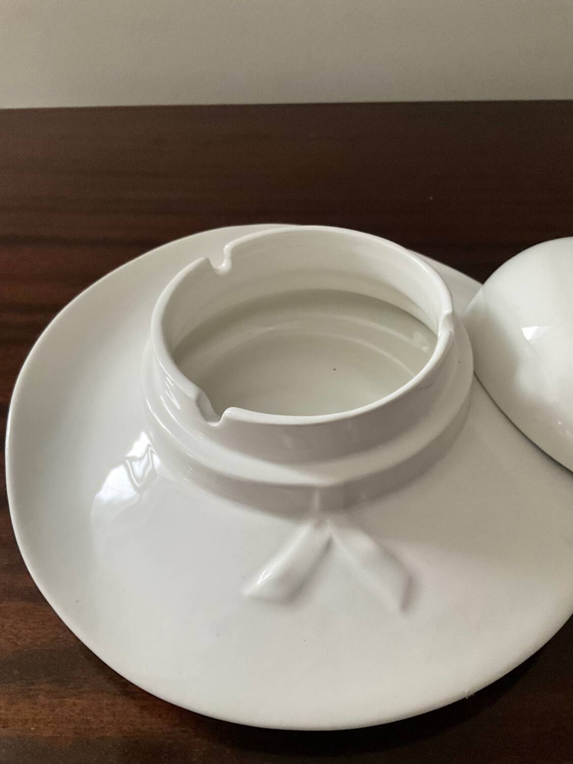 Vintage enameled porcelain hat pocket emptier