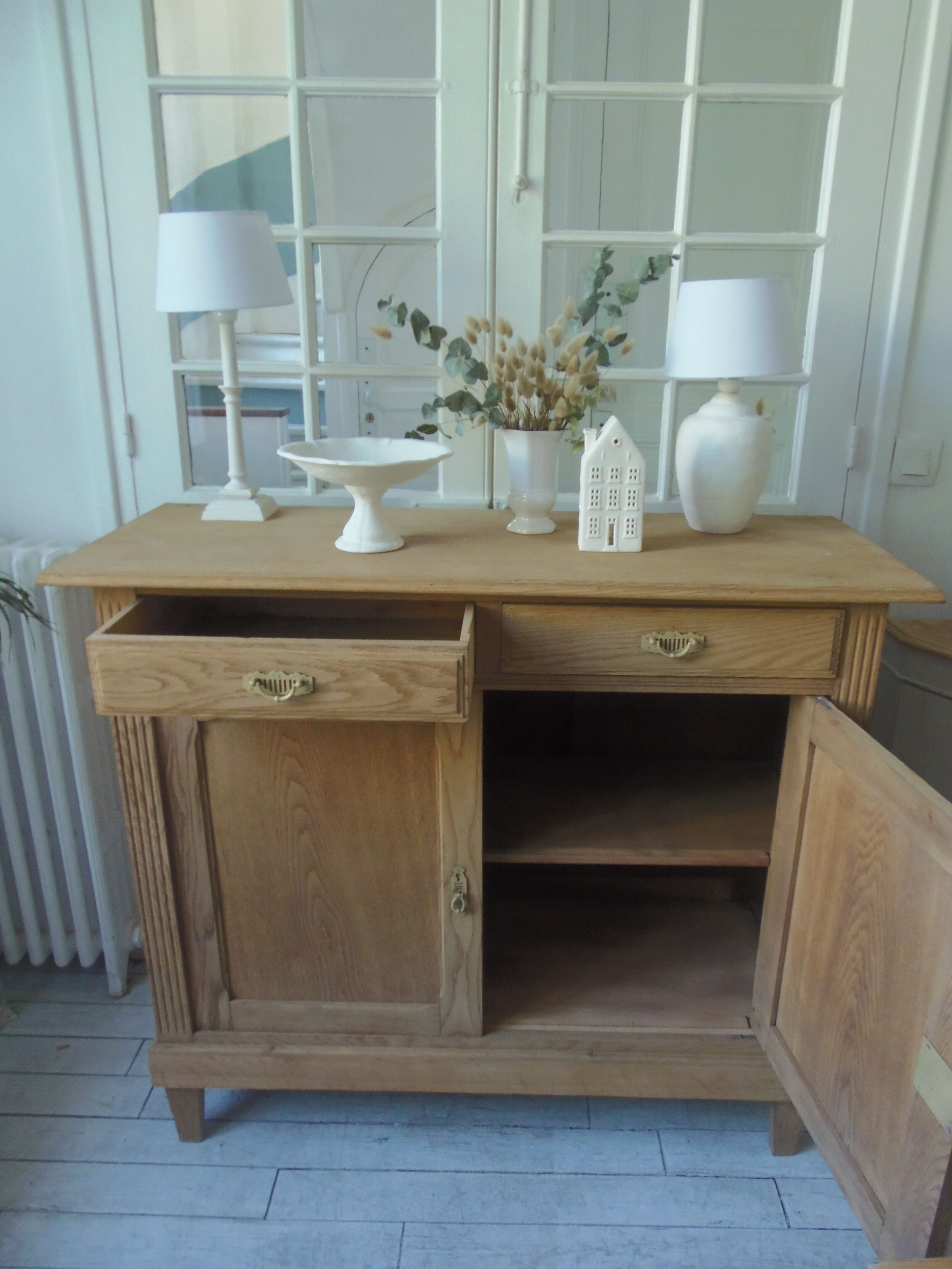 Vintage shallow oak sideboard, 2 drawers, 2 doors, 1 shelf.