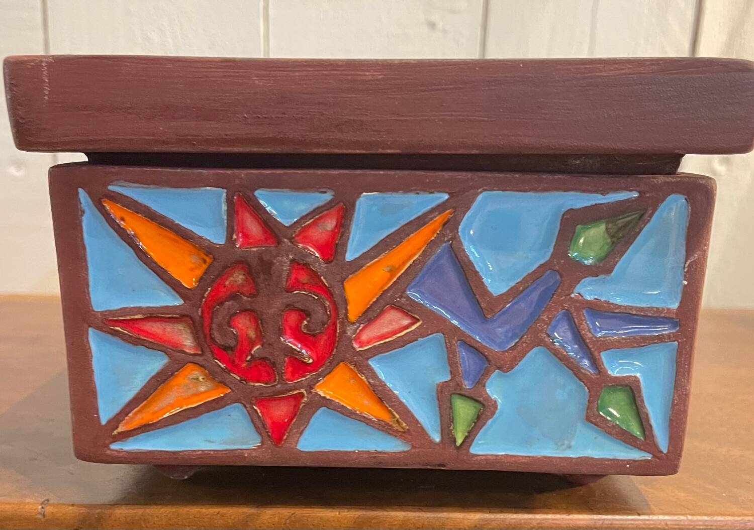Ceramic box by Gabrielle Mankiewicz