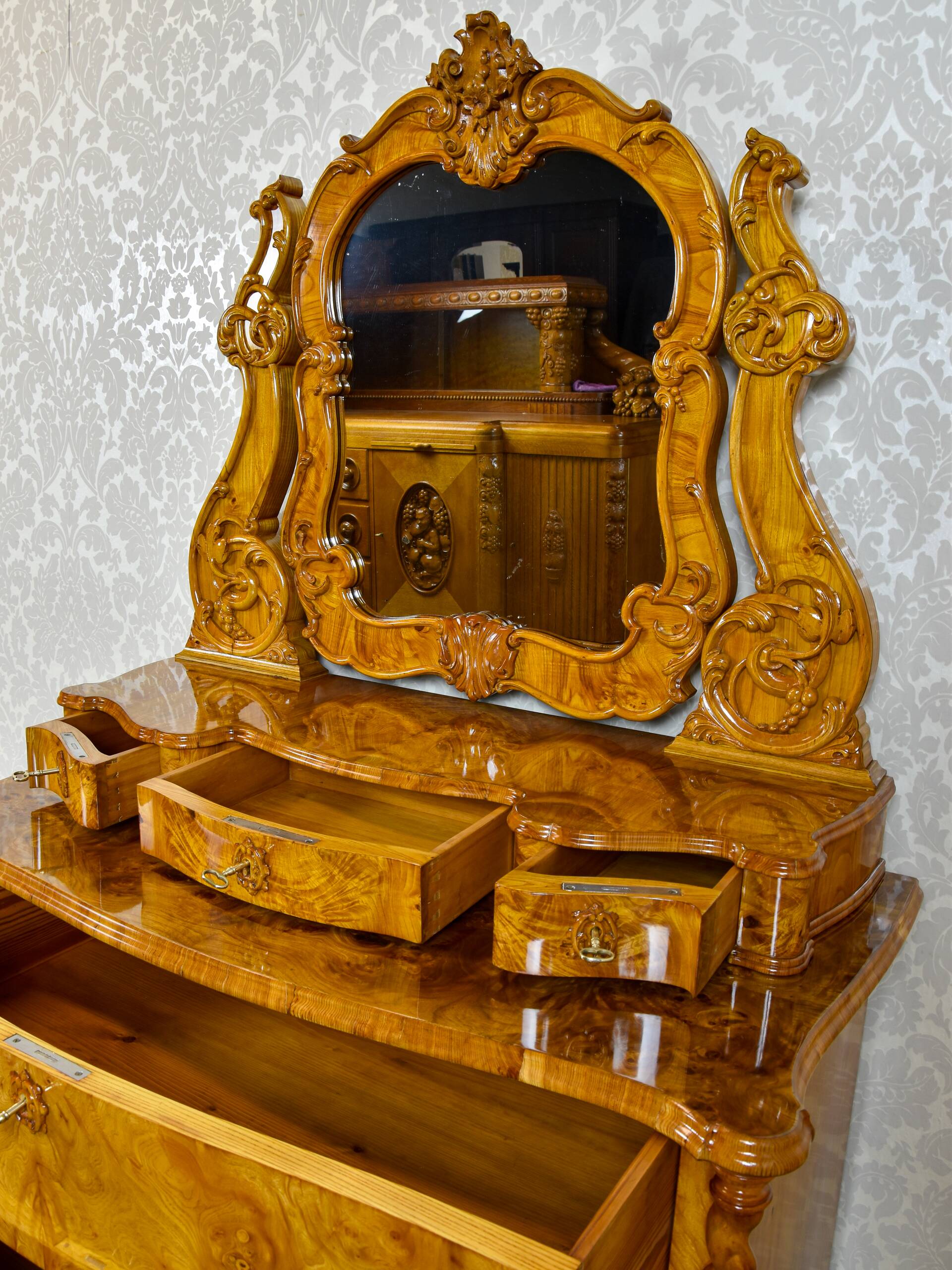 Commode coiffeuse Louis-Philippe en loupe d'orme et frêne - env. 1840-1860