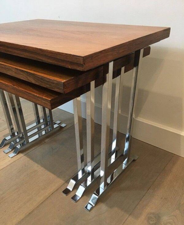 Suite de 3 tables gigognes en bois exotique et chrome