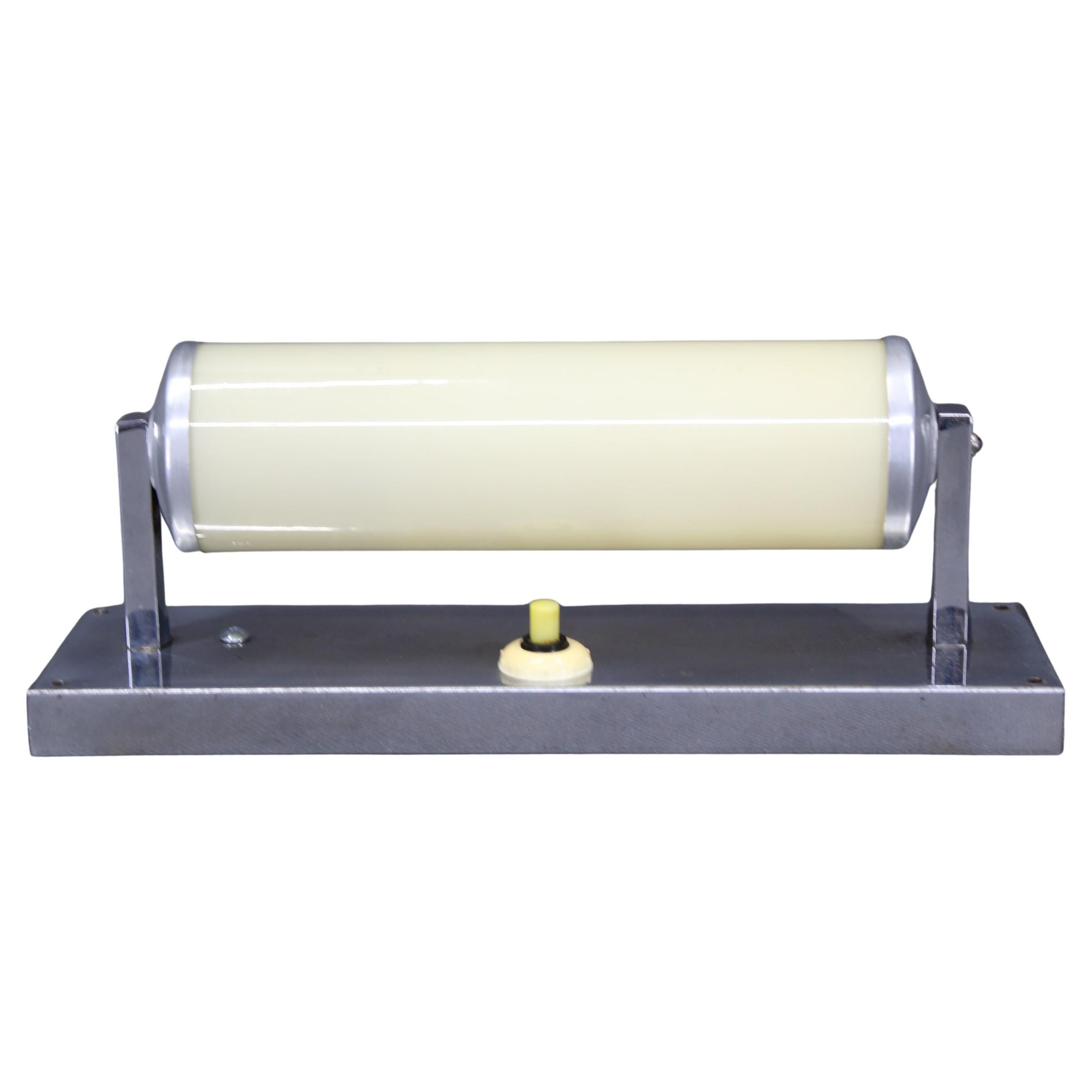 Applique murale tubulaire chromée de style Bauhaus des années 1930, abat-jour en verre crème, Tchécoslovaquie, ESČ