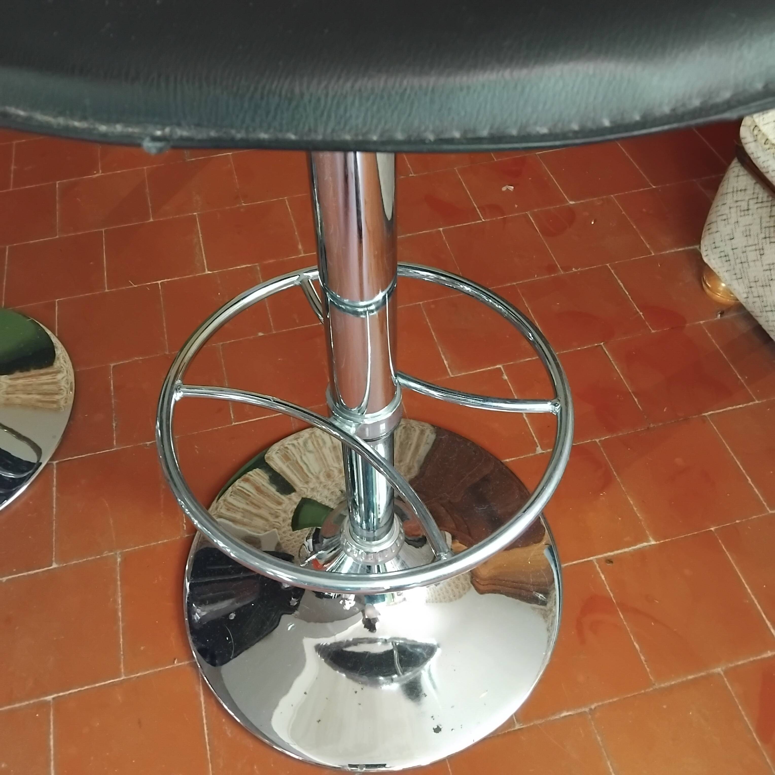 Bar set, tempered glass shelf and 2 stools