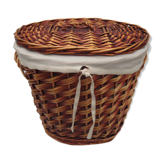 Wicker storage basket, oval and lined with fabrics, with lid