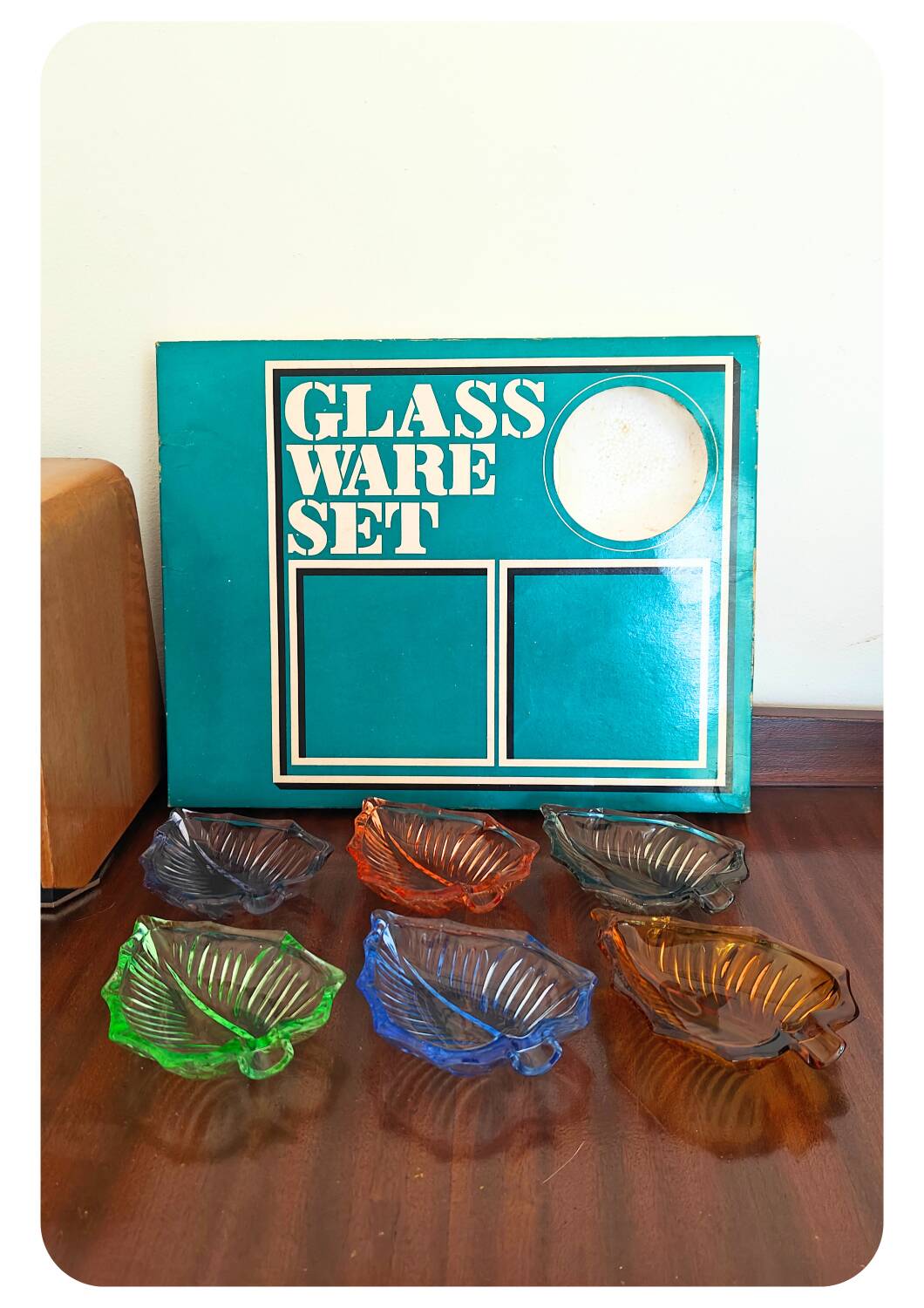 6 assiettes en forme de feuille en verre pressé Arlequin, milieu XXème