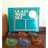 6 assiettes en forme de feuille en verre pressé Harlequin, milieu XXème