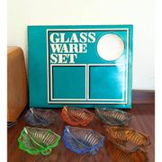 6 assiettes en forme de feuille en verre pressé Arlequin, milieu XXème
