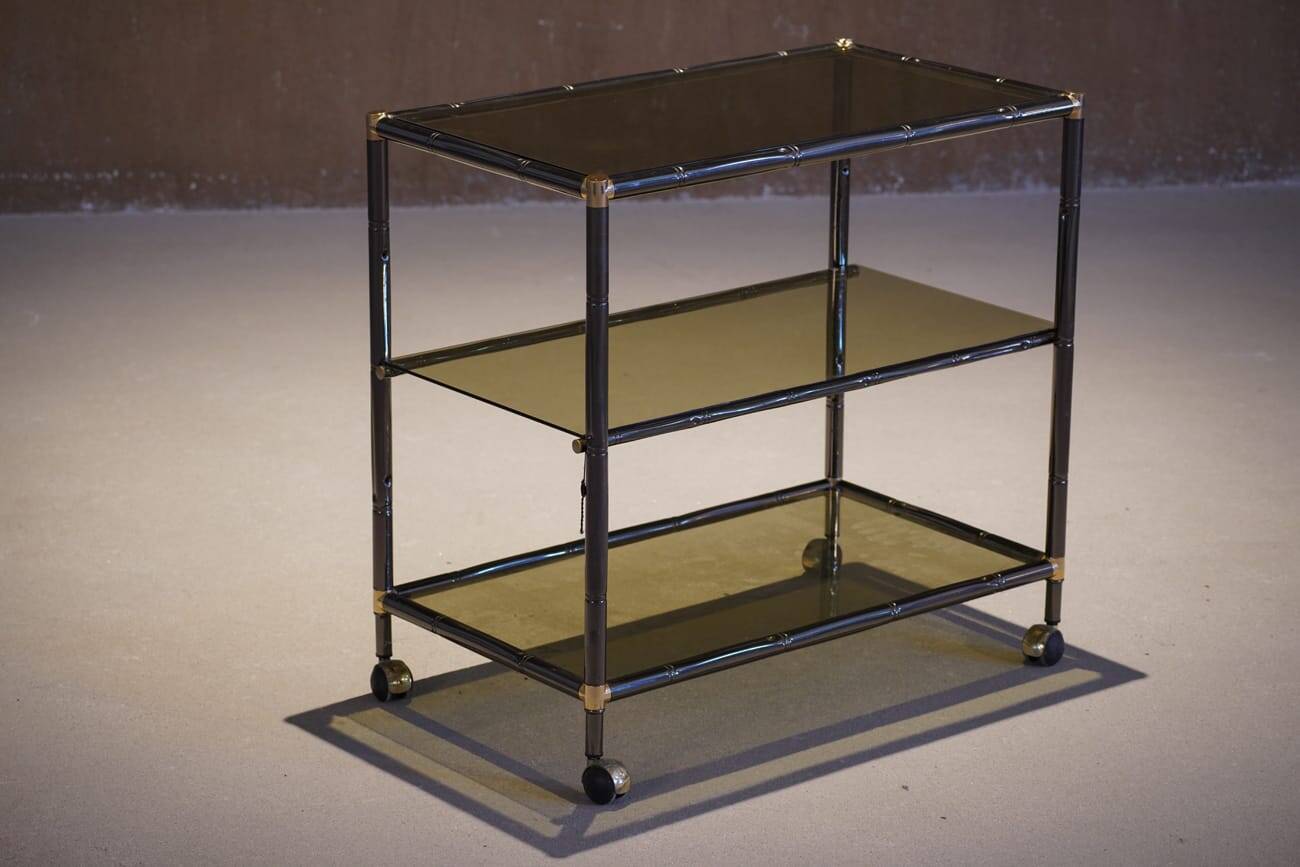 Chariot de bar en laiton vintage et verre fumé à trois niveaux en faux bambou, Italie années 1970