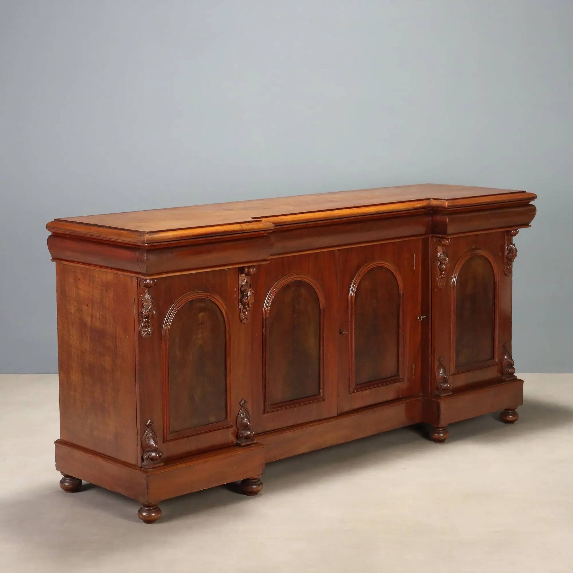 Victorian buffet in mahogany with 3 drawers, Italy, 19th century.