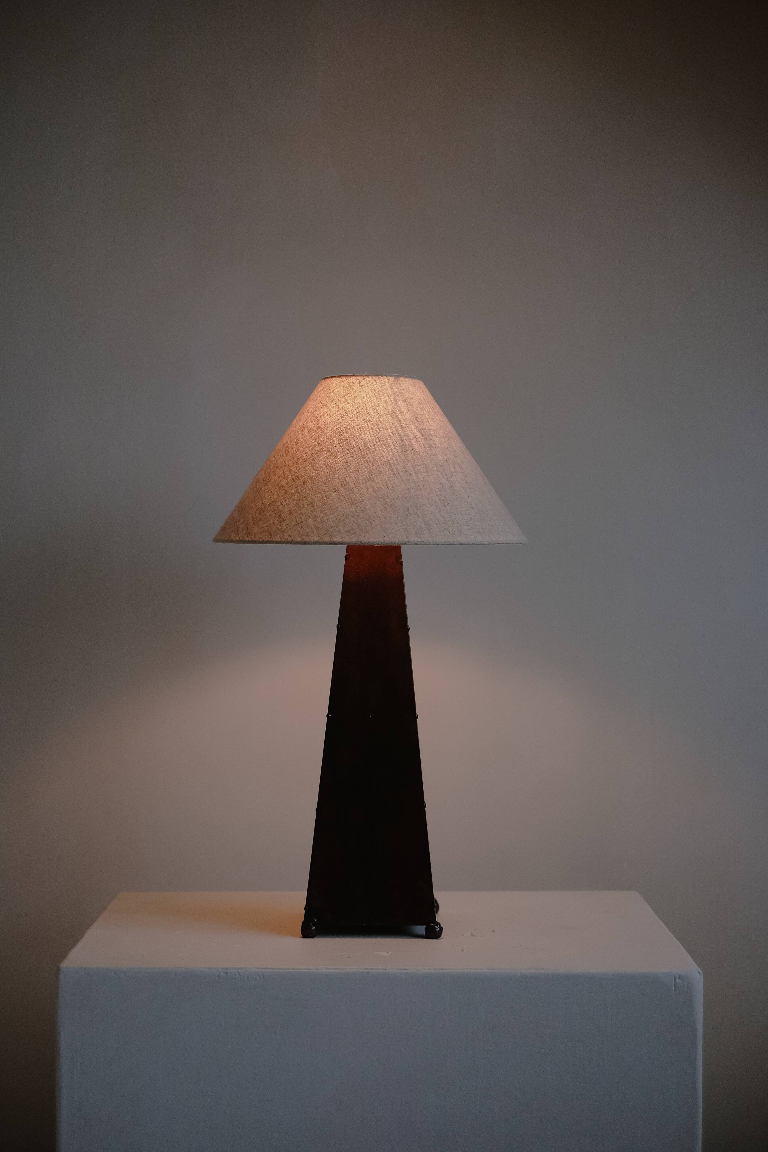 Obelisk table lamp