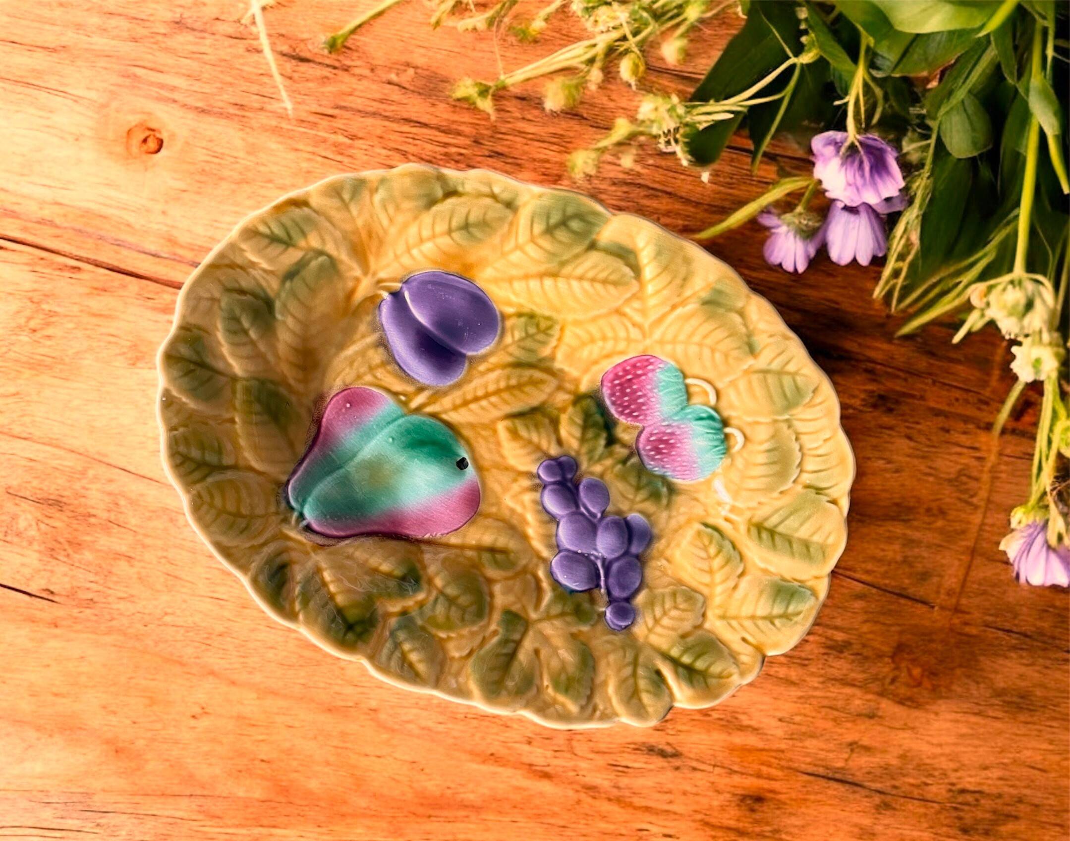 Antique oval dish in Sarreguemines majolica.