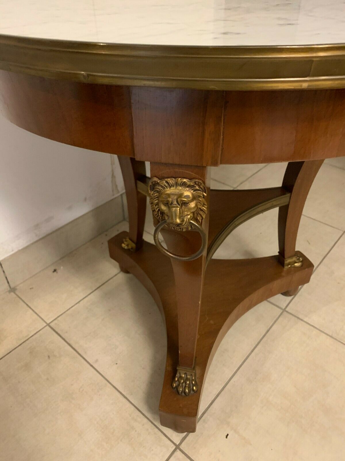 Empire-style tripode healing in mahogany top of marble gallery