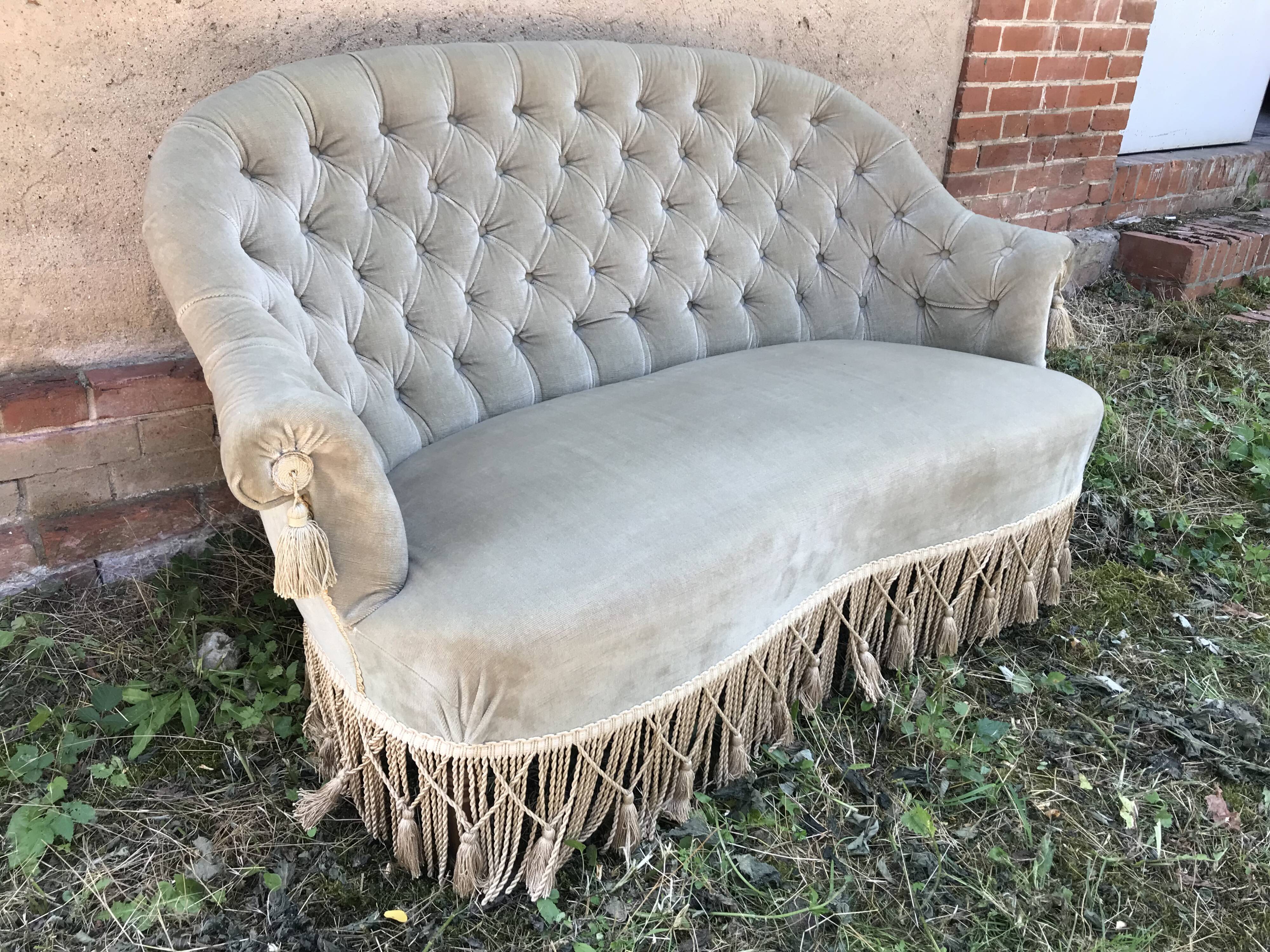 Napoleon III toad sofa