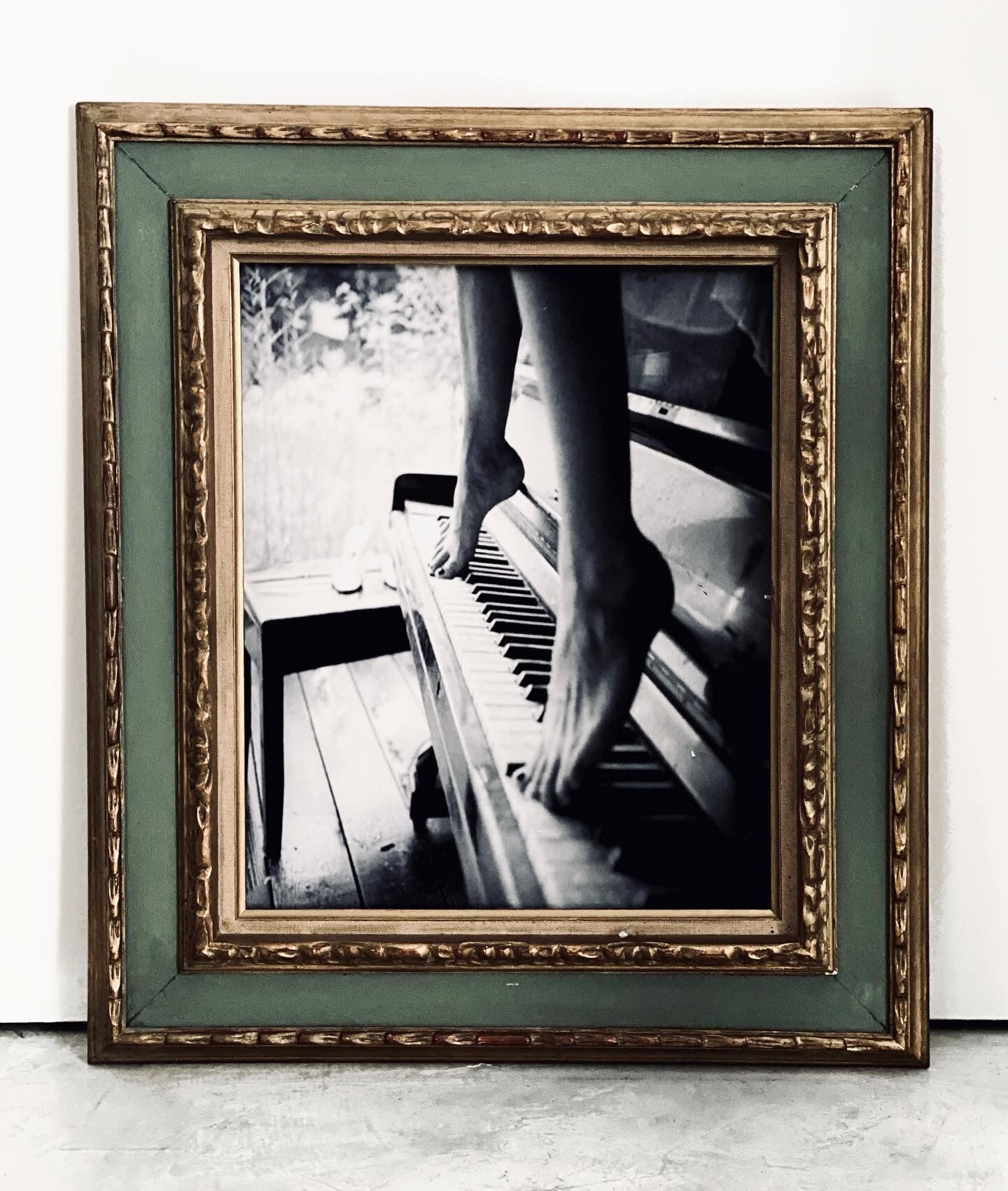 Old frame in gilded sulpté wood with gold leaf