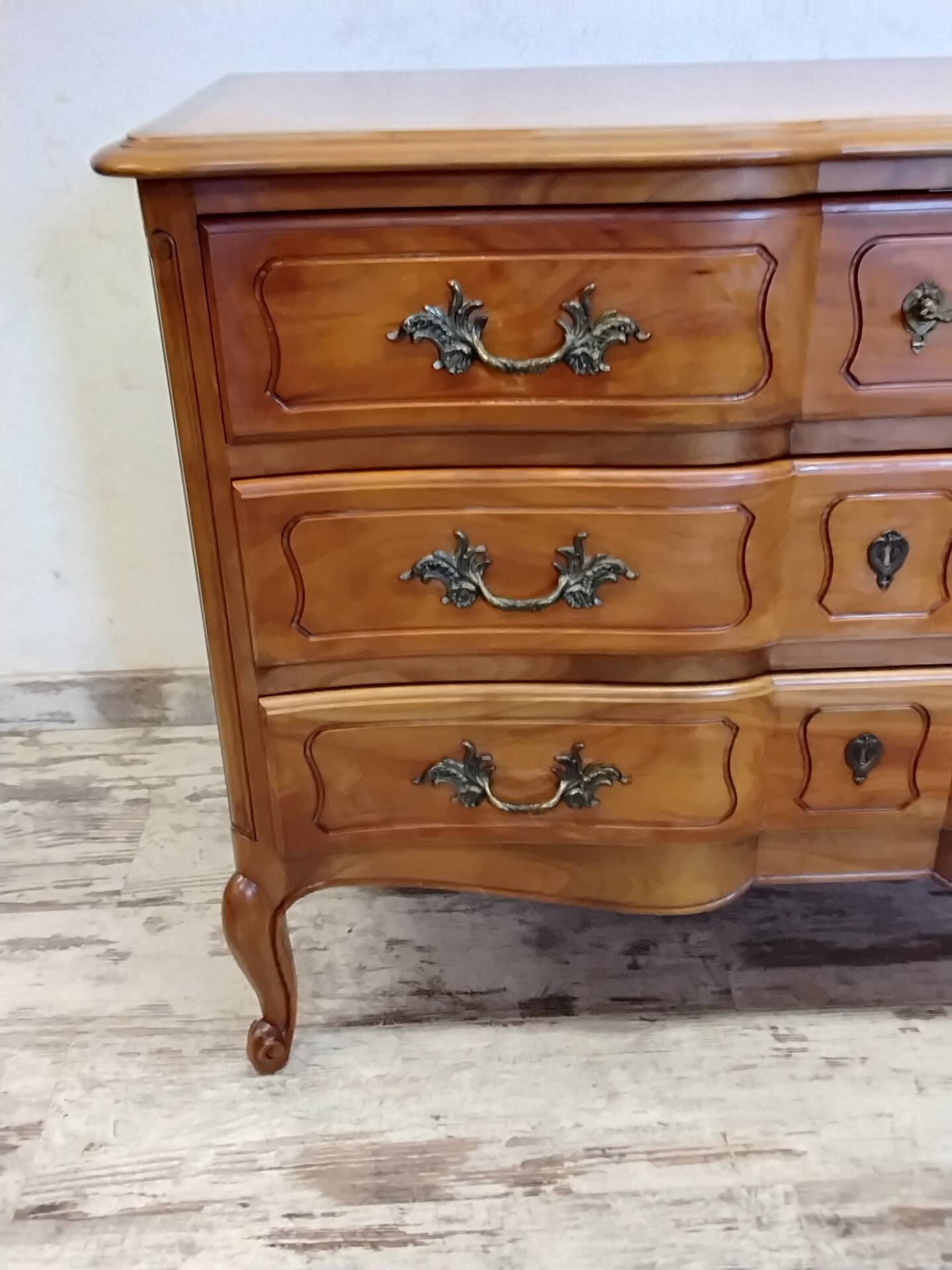 Commode de style Louis XV en bois 