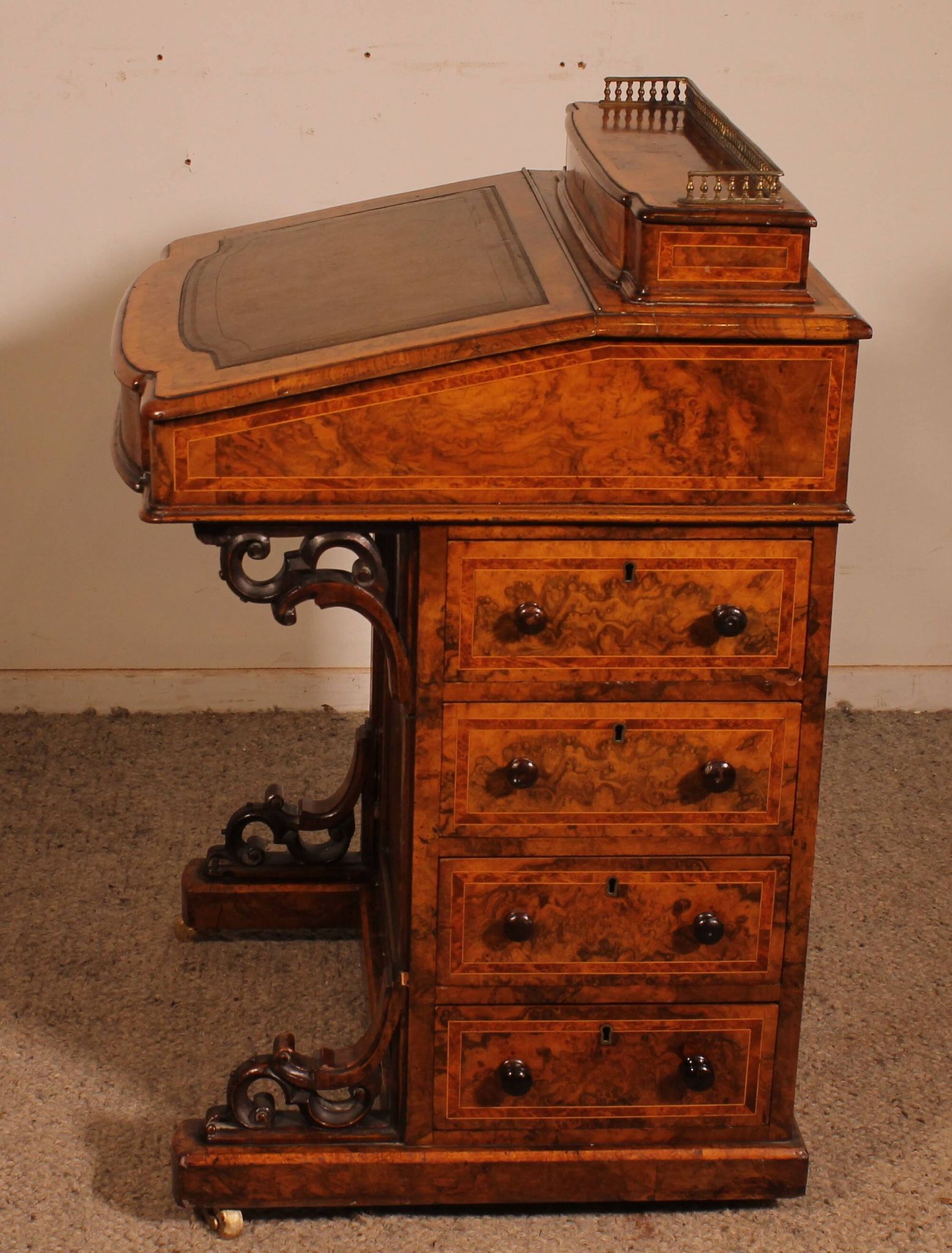Davenport desk in burr walnut and inlays from the first part of