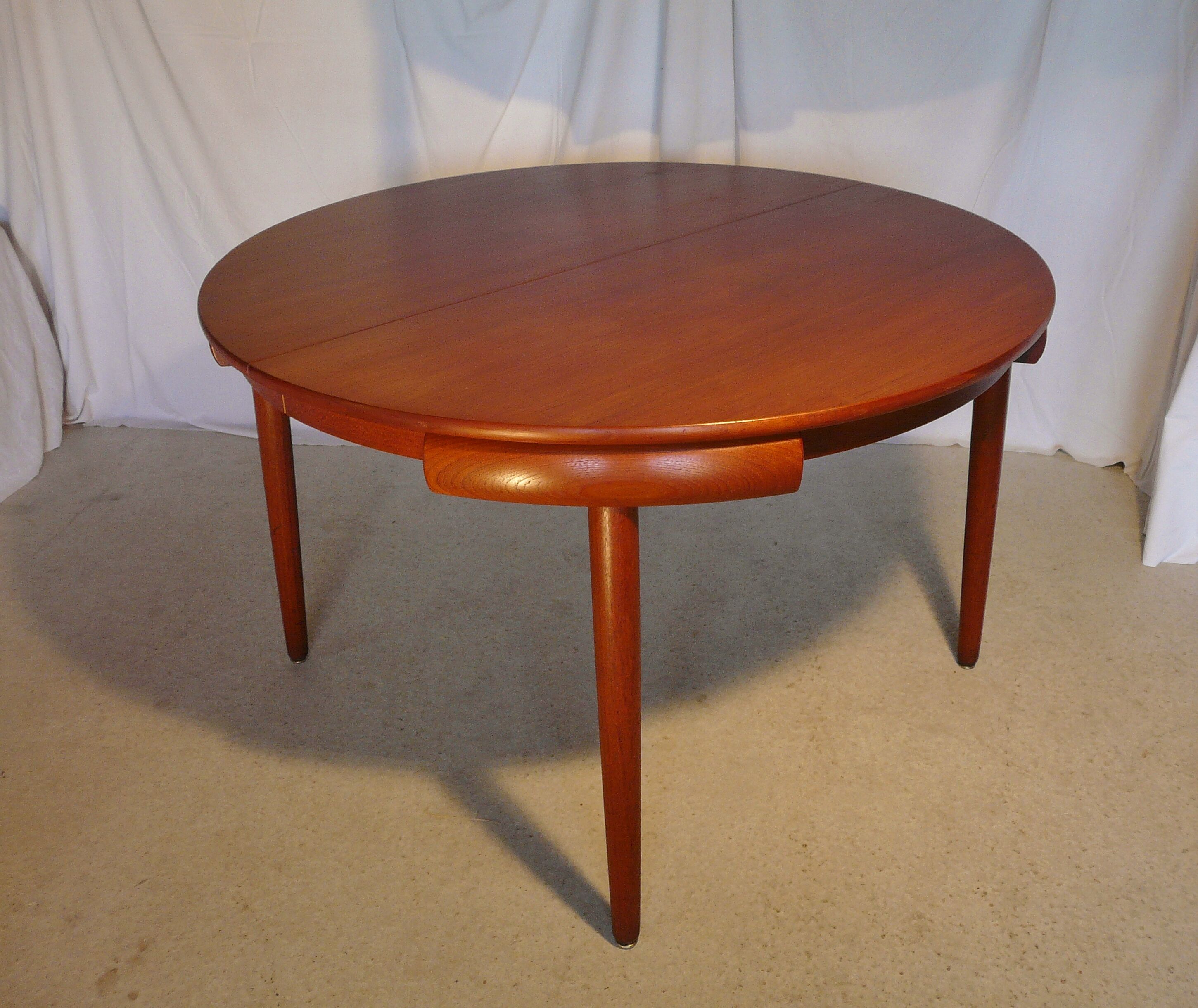 Scandinavian extensible round table Hans Olsen