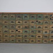 Meuble de quincaillerie industriel en pin peint, France années 1950