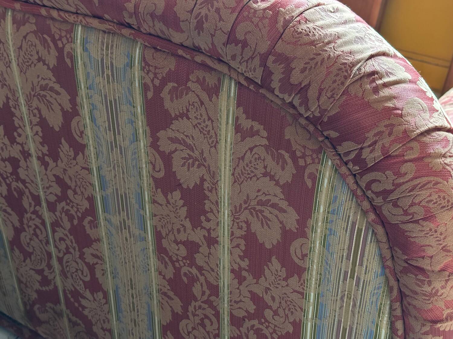 Divano due posti in tessuto broccato anni ’50 vintage