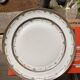 Plat en porcelaine de Limoges Harreau à bord godronné style néo-classique Louis XVI