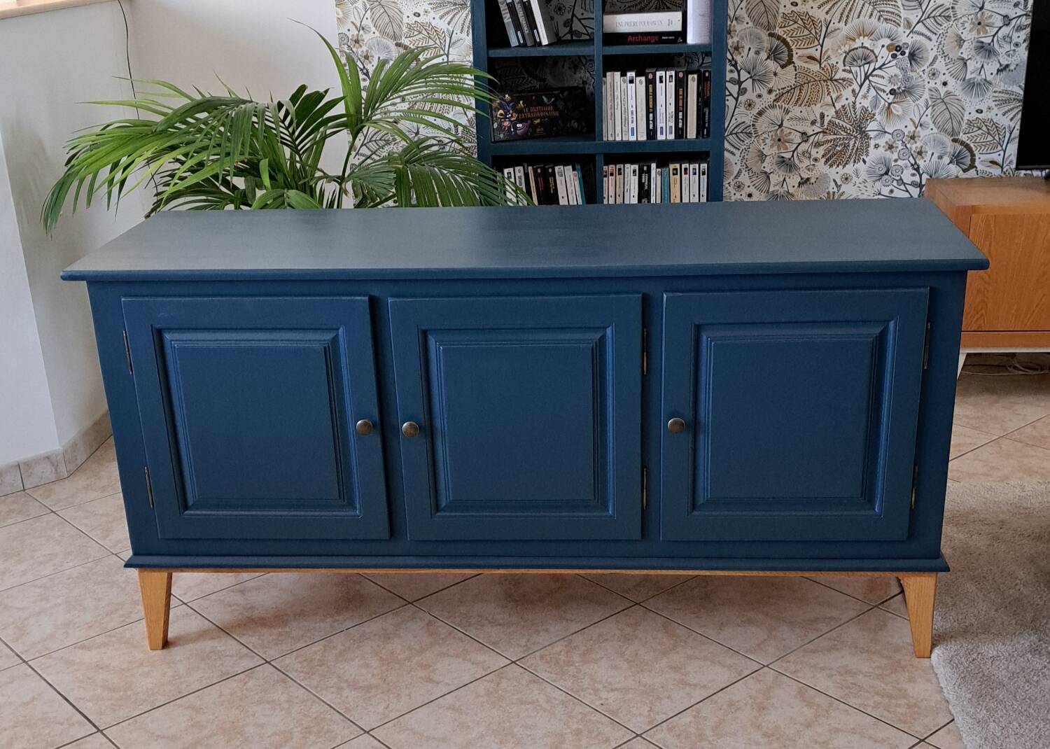 Buffet with red sweet sauce and blue garnish.