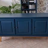 Buffet with red sweet sauce and blue garnish.