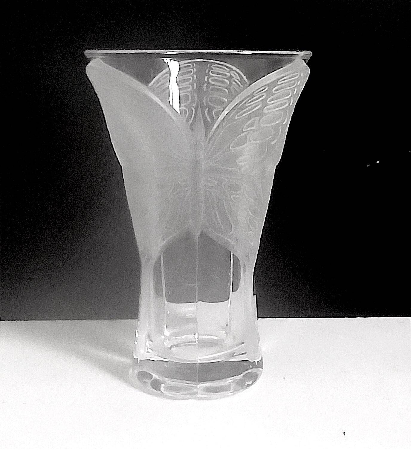 Cristal d'Arques vase with frosted glass butterfly relief Height 20 cm
