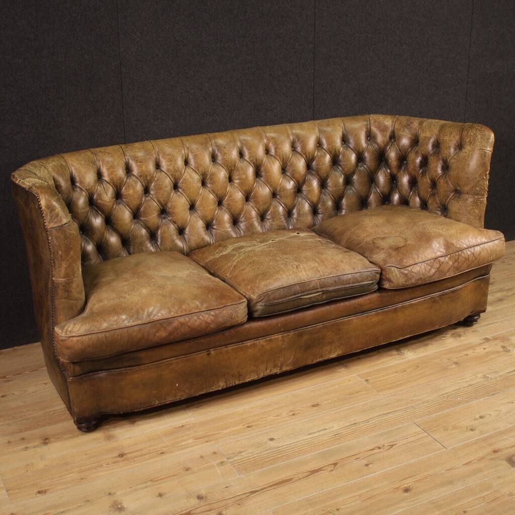 Grand canapé anglais Chesterfield en cuir des années 20
