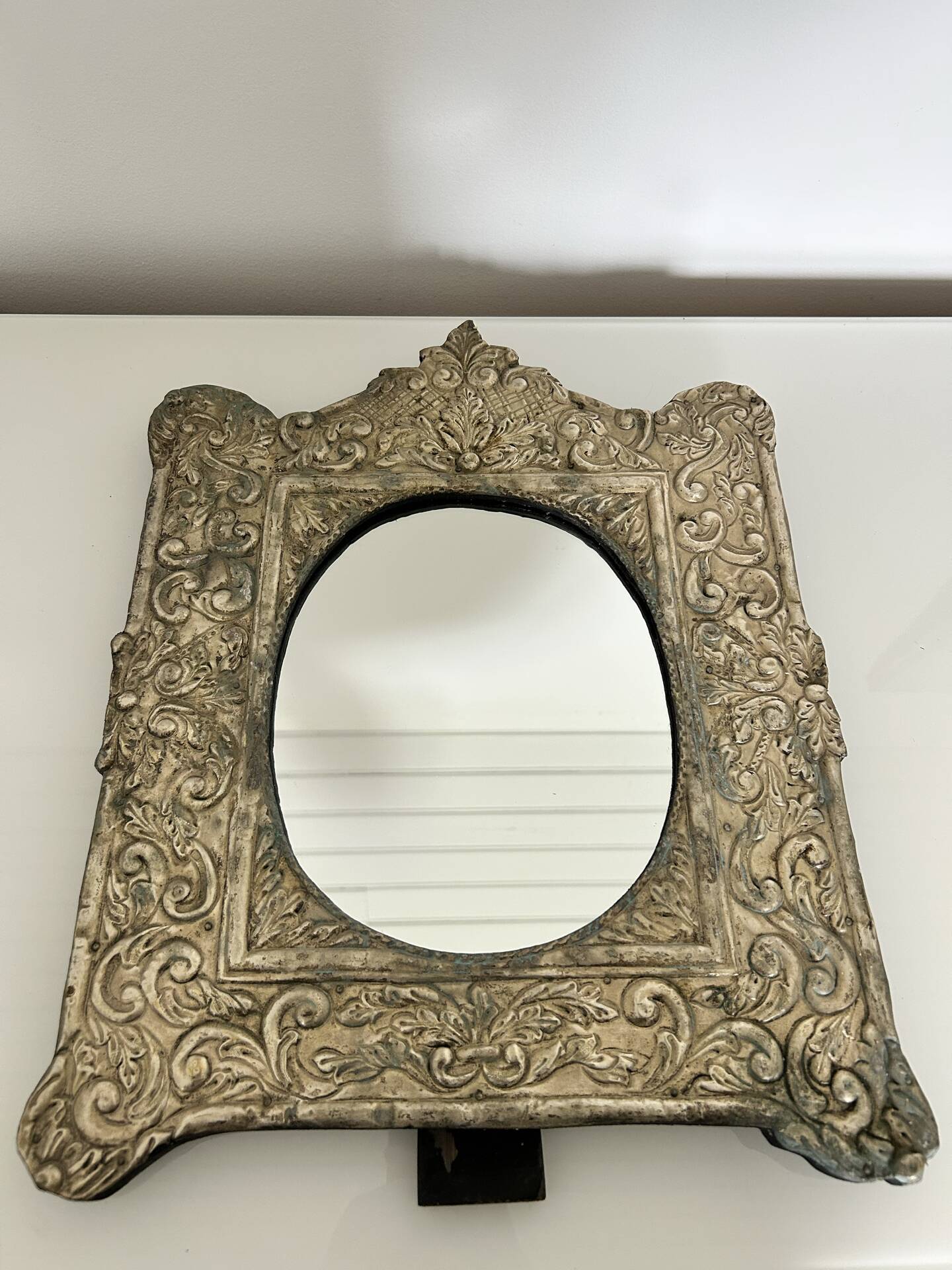 Baroque mirror in repoussé brass