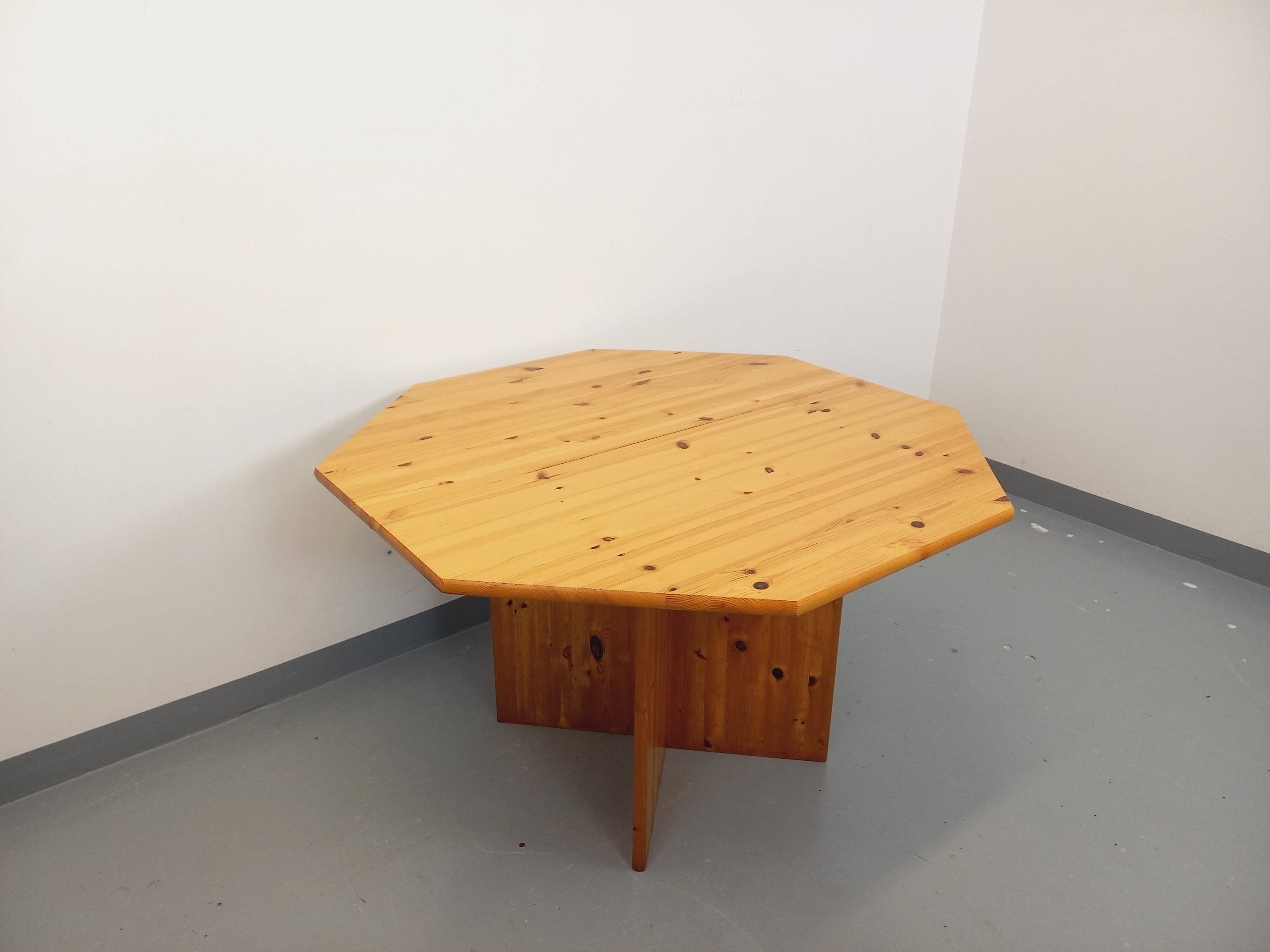 Vintage octagonal dining table from the 1980s in pine with an extension.
