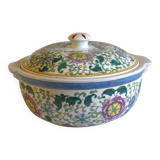Soup tureen / dish with lid in Chinese porcelain, floral decorations.