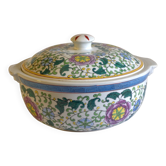 Soup tureen / dish with lid in Chinese porcelain, floral decorations.