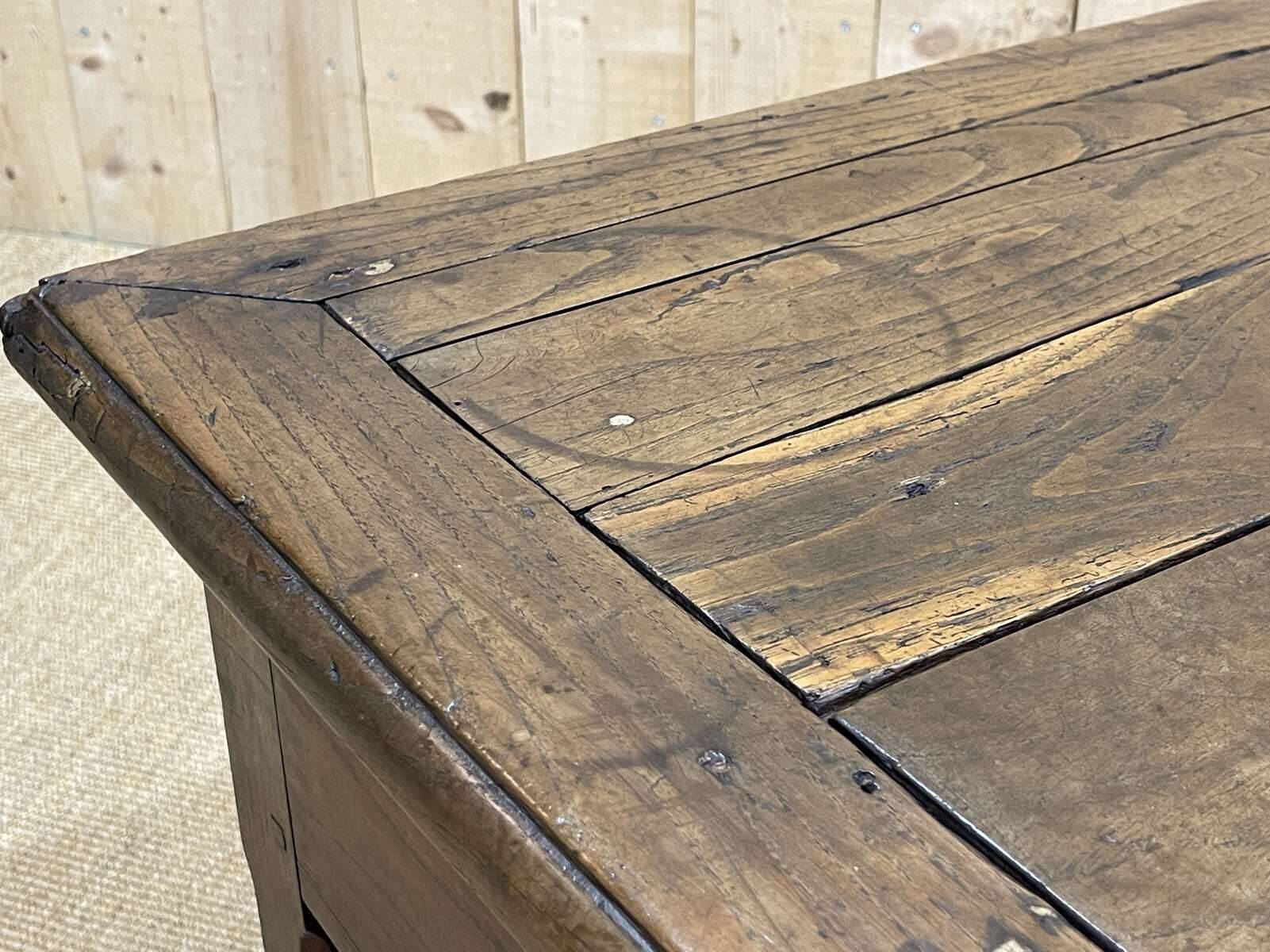 Table basse en chêne du 19ème avec un grand tiroir