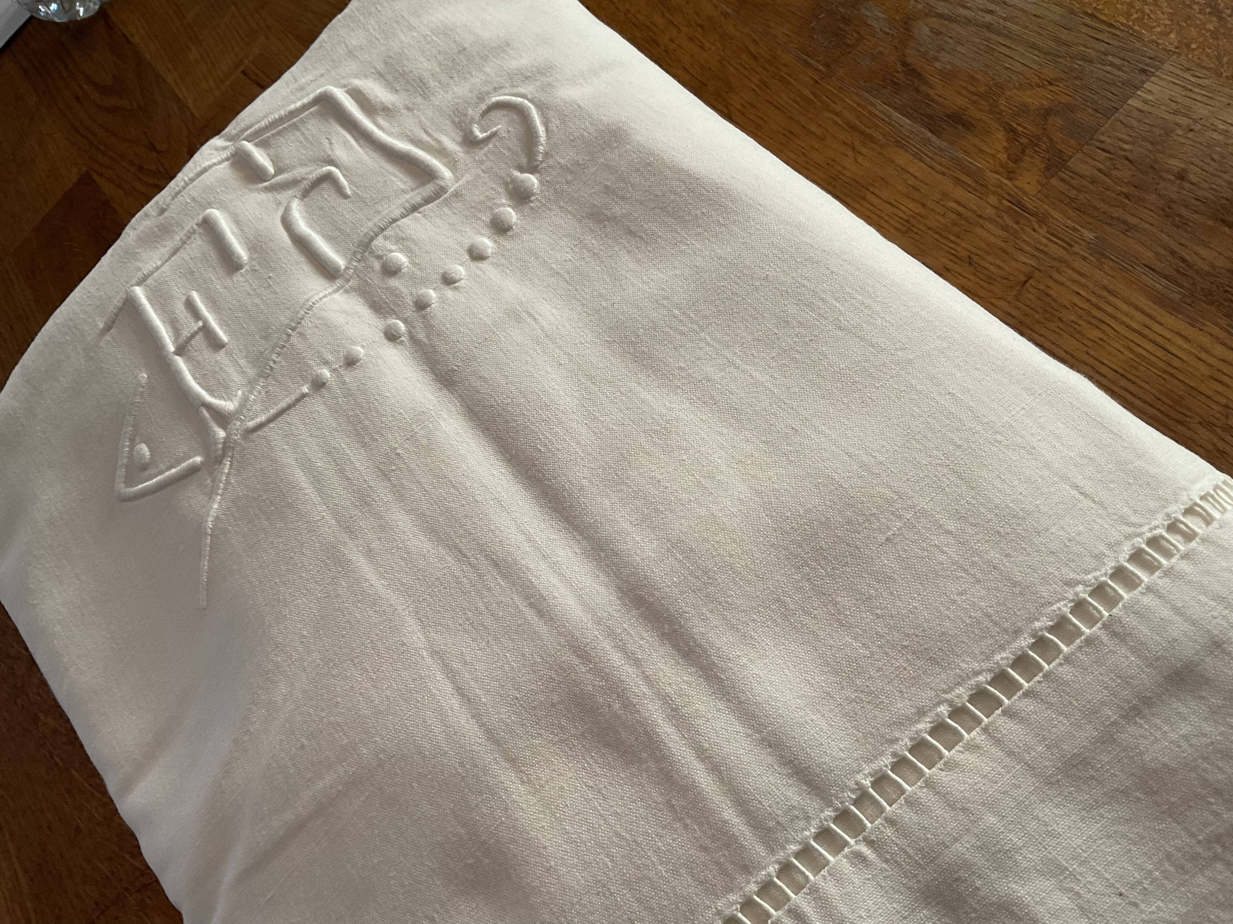 Drap brodé ancien monogramme FD