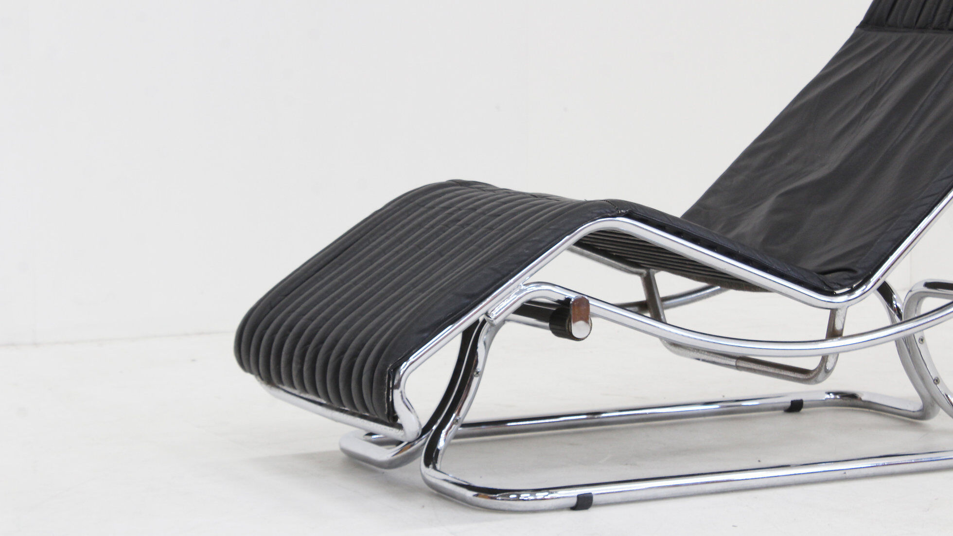 Vintage Italian chaise lounge chair chrome and leather by Guido Faleschini 1970s
