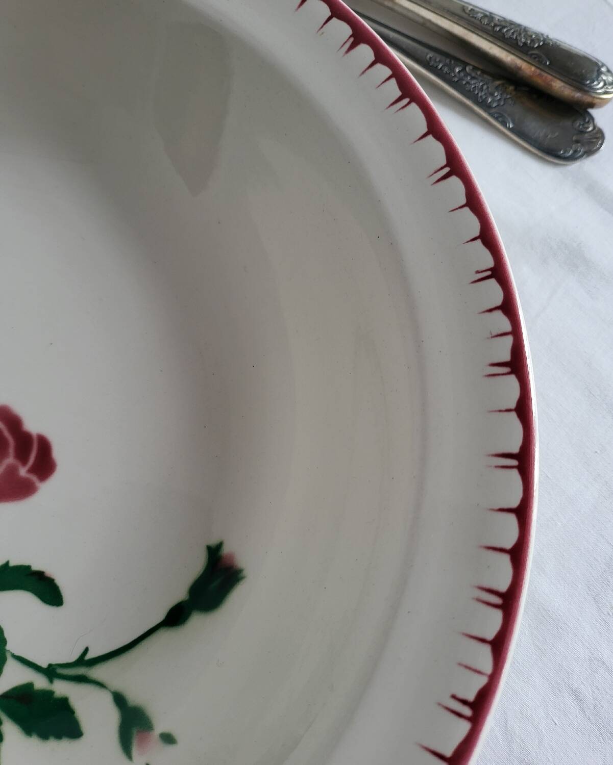 Large round, shallow earthenware dish, sarreguemines, epernay pattern