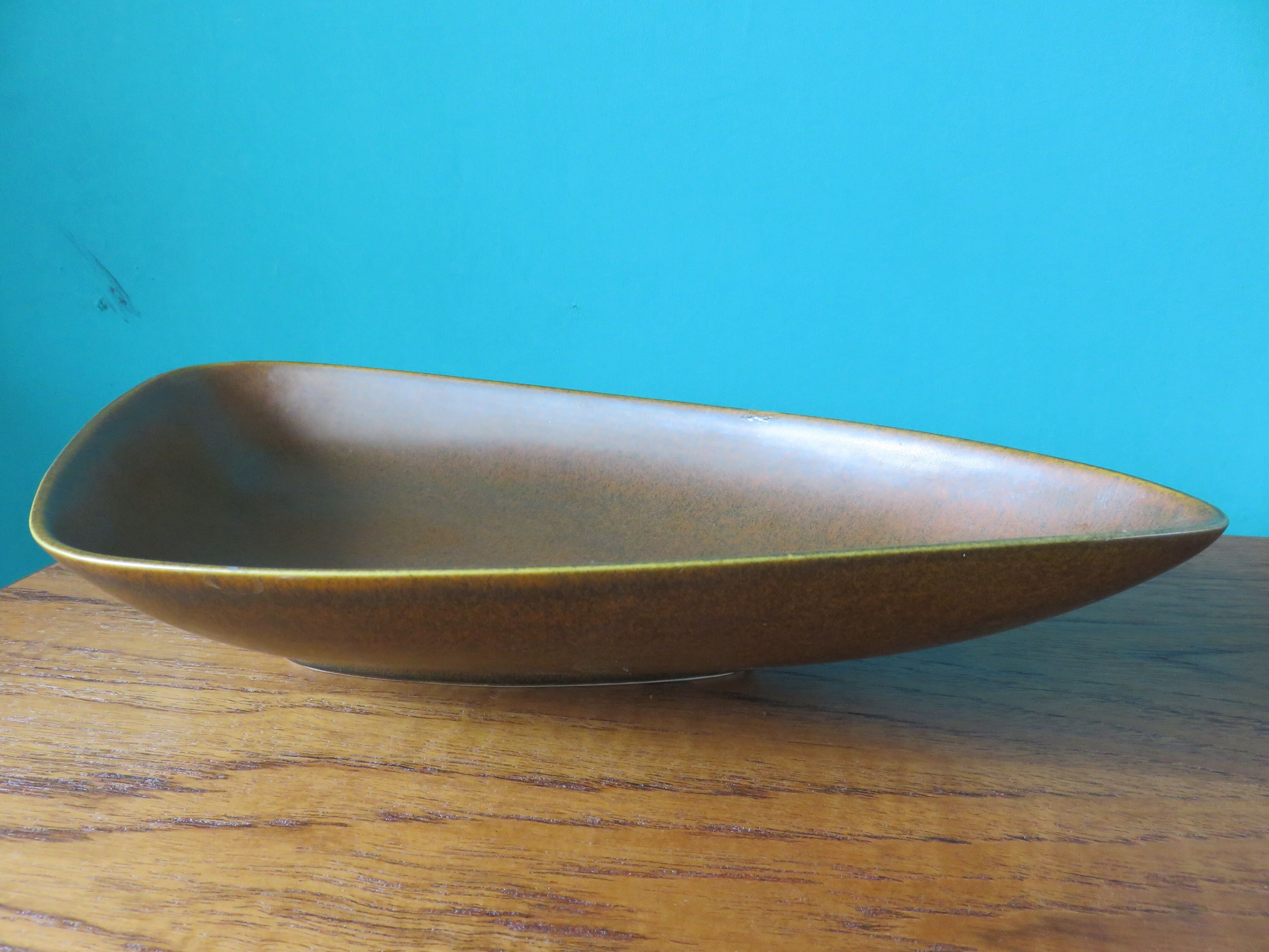 Triangular ceramic dish by Gunnar Nylund. Sweden (1960)