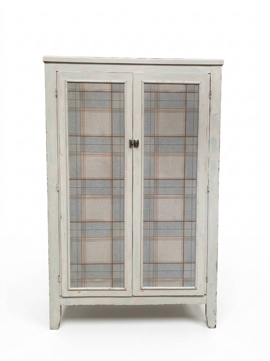 Armoire patinée en bois brut