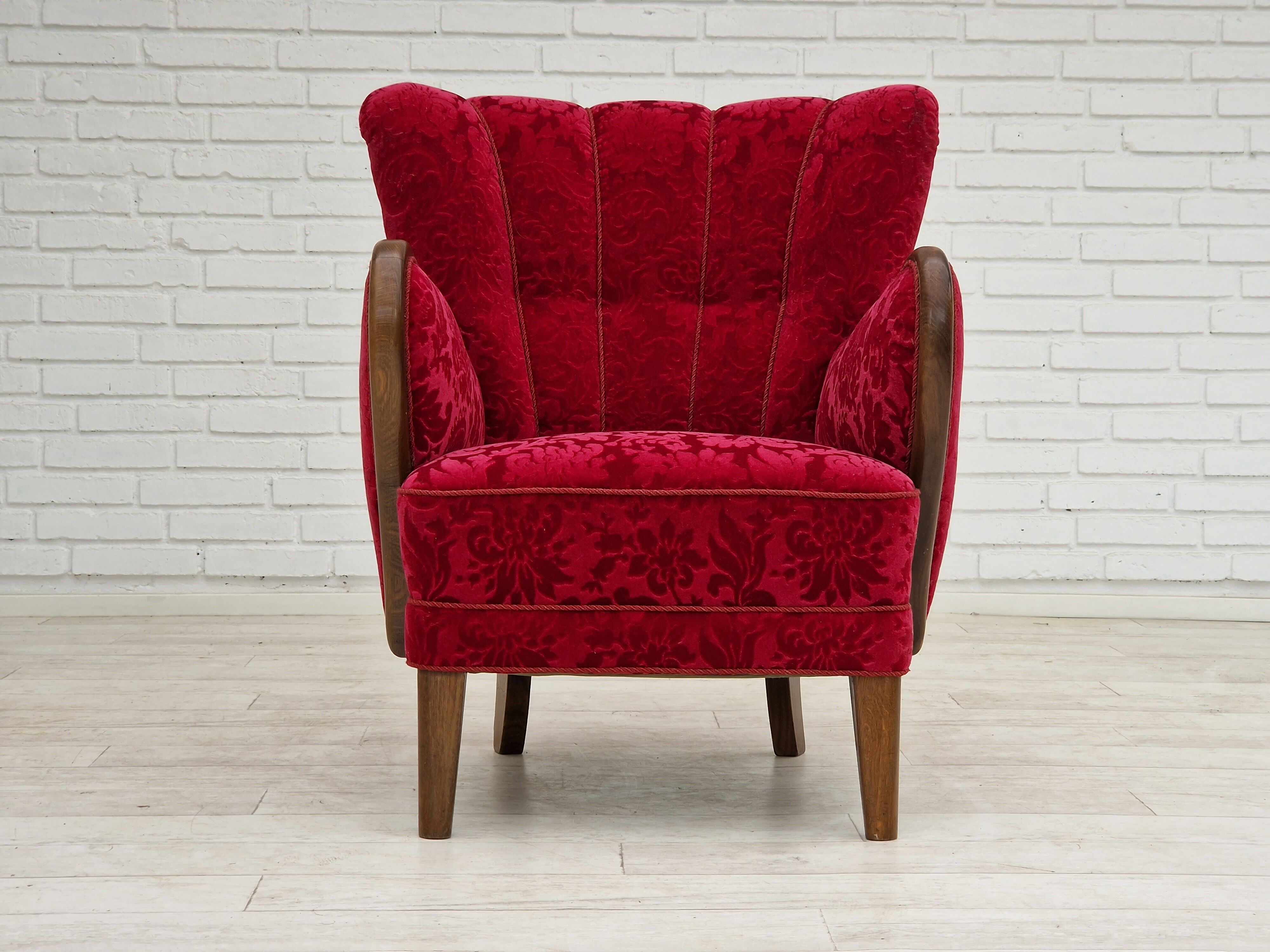 Années 1960, design danois, fauteuil en tissu rouge cerise, très bon état d’origine.