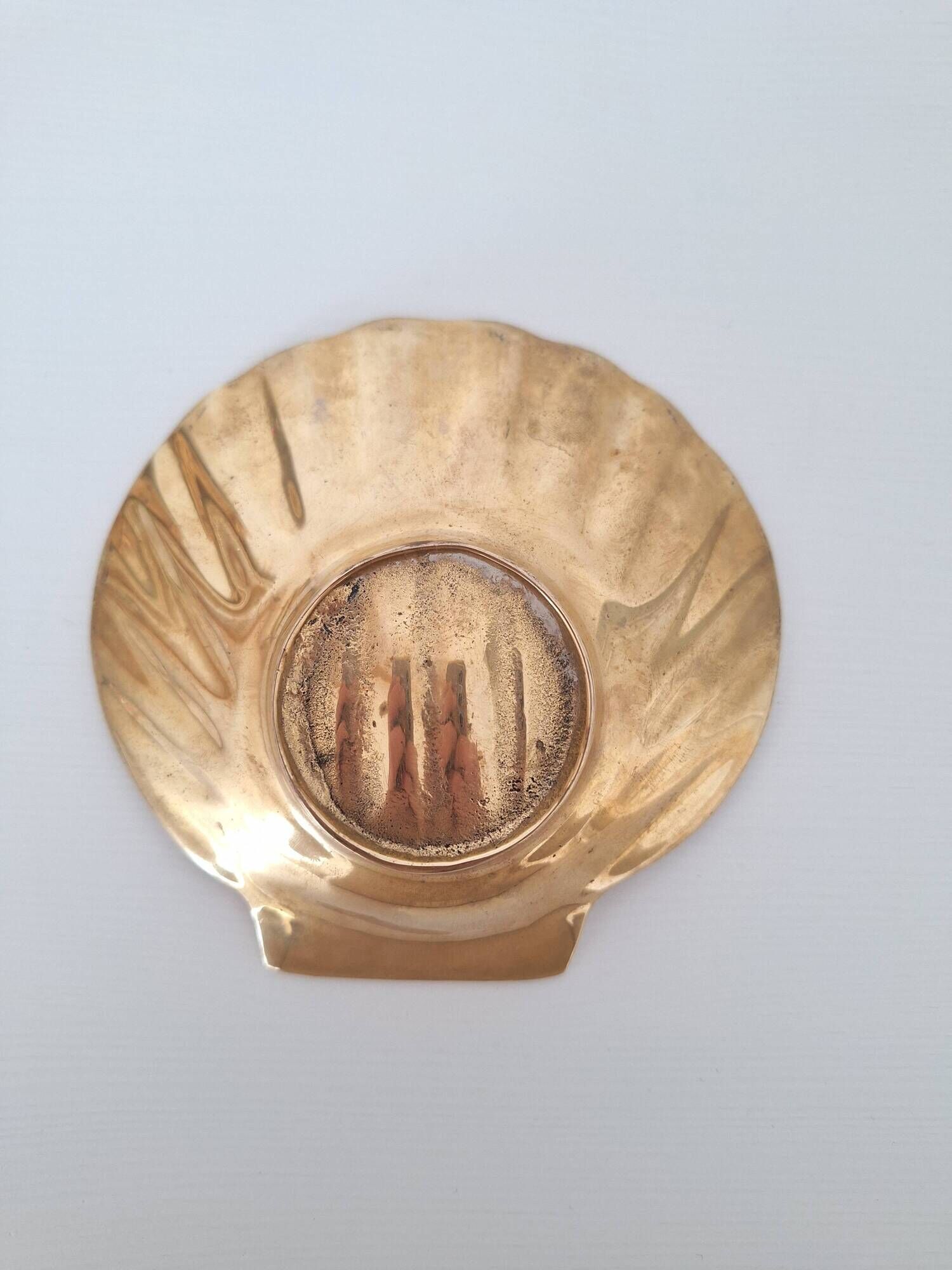 Shell-shaped brass catchall